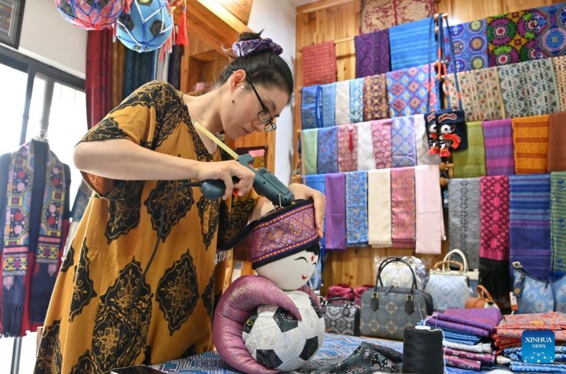Η υφαντική του μπροκάρ των Τζουάνγκ ακμάζει μέσα από την καινοτομία στο Γκουανγκσί