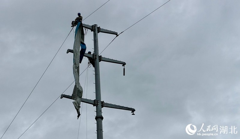 Εικόνες από τις επιχειρήσεις διάσωσης μετά τον ανεμοστρόβιλο στη Χουανγκάν της επαρχίας Χουμπέι