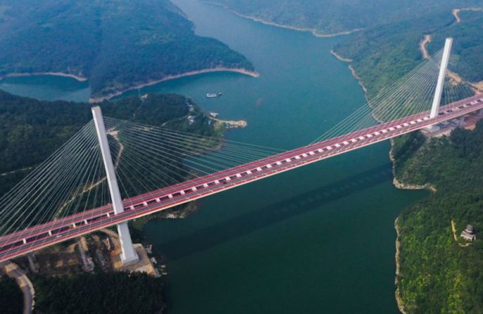 Εναέρια άποψη του ταμιευτήρα Νταντζιανγκόου στη πόλη Νανγιάνγκ της κινεζικής επαρχίας Χενάν
