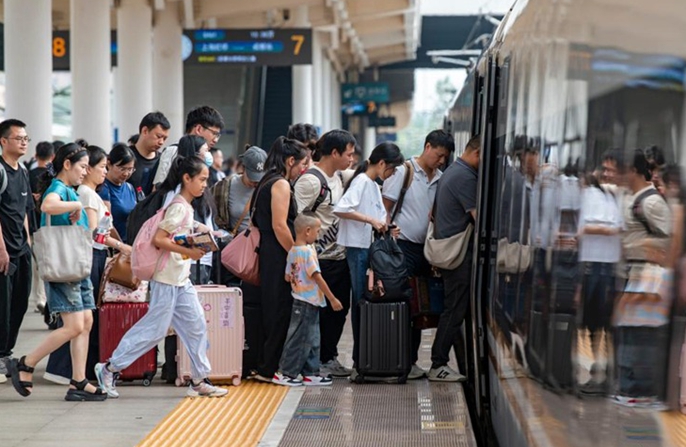 Η περίοδος αιχμής των ταξιδιών για την Εθνική Εορτή ξεκινά σε όλη την Κίνα