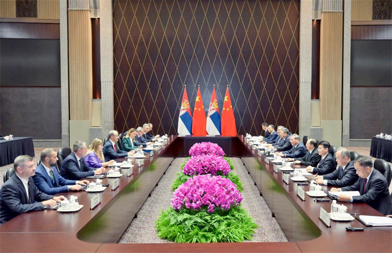 Ο Κινέζος Πρωθυπουργός Λι Τσιάνγκ συναντάται με τον Σέρβο Πρωθυπουργό Ντιούρο Ματσούτ, ο οποίος βρίσκεται στην Κίνα για να συμμετάσχει στην όγδοη Διεθνή Έκθεση Εισαγωγών της Κίνας (CIIE), στη Σαγκάη, στην ανατολική Κίνα, στις 4 Νοεμβρίου 2025.