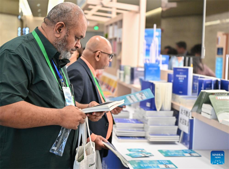 Συμμετέχοντες ξεφυλλίζουν βιβλία κατά τη διάρκεια του συνεδρίου “Κατανοώντας την Κίνα 2025” στη Γκουανγκτζόου, της επαρχίας Γκουανγκντόνγκ, την 1η Δεκεμβρίου 2025. (Φωτογραφία / Xinhua)