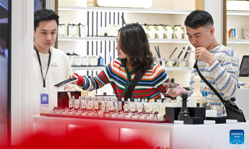 Οι πωλήσεις αφορολόγητων ειδών κατά τη διάρκεια των διακοπών της Πρωτοχρονιάς αυξήθηκαν κατά 128,9% στο νησί-θέρετρο της Κίνας