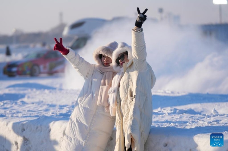 Ο παγωμένος ποταμός Σονγκχουά στην Χαρμπίν προσελκύει πλήθη ανθρώπων για να διασκεδάσουν με θέμα τον πάγο και το χιόνι