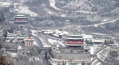 Τοπίο του Σινικού Τείχους μετά από χιονόπτωση στο Πεκίνο