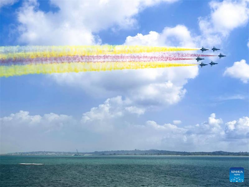 Η ακροβατική ομάδα του Κινεζικού Λαϊκού Απελευθερωτικού Στρατού πραγματοποιεί πτήση επικύρωσης ενόψει της Αεροπορικής Επίδειξης της Σιγκαπούρης