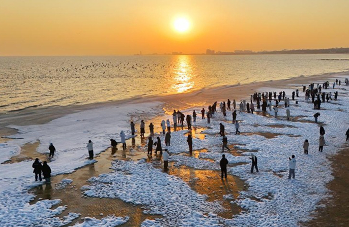 Τουρίστες επισκέπτονται παραλία καλυμμένη με θαλάσσιο πάγο