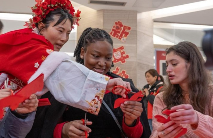 Ξένοι φοιτητές απολαμβάνουν την εορταστική ατμόσφαιρα του Κινέζικου Νέου Έτους στη πόλη Τσονγκτσίνγκ