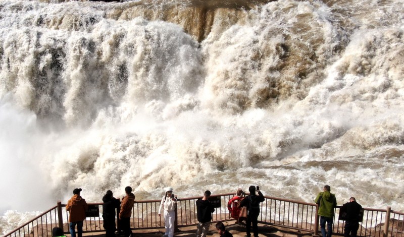 Ο ορμητικός καταρράκτης Χουκόου του Κίτρινου ποταμού στην επαρχία Σανσί