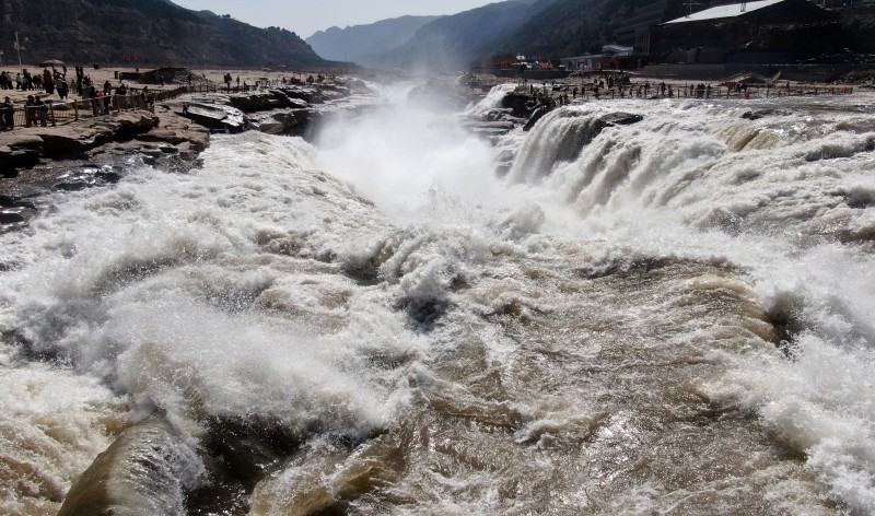 Ο ορμητικός καταρράκτης Χουκόου του Κίτρινου ποταμού στην επαρχία Σανσί