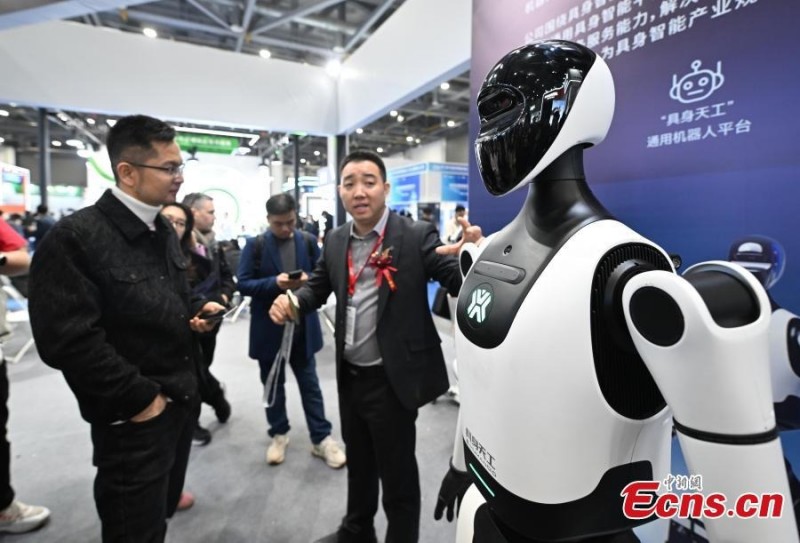 Τα ανθρωποειδή ρομπότ τραβούν την προσοχή σε έκθεση στην πόλη Χανγκτζόου