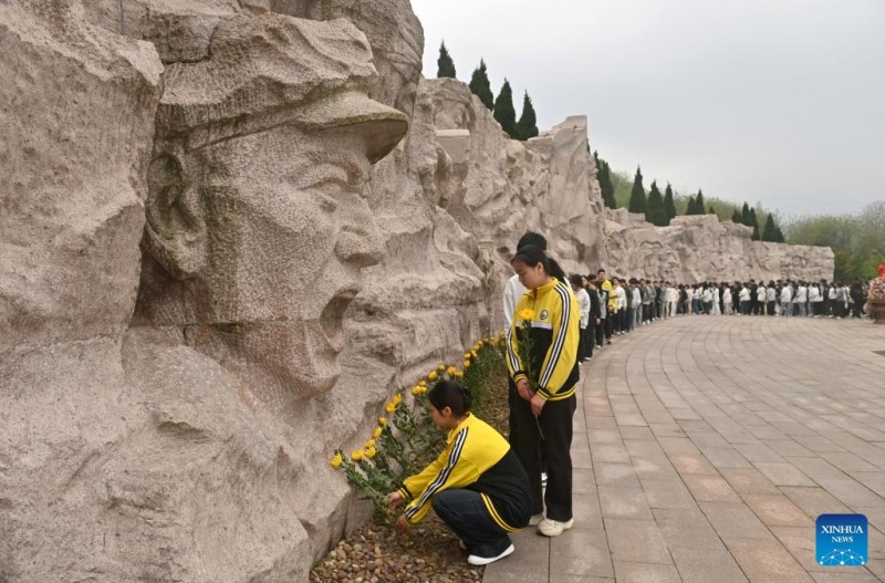 Άνθρωποι σην Κίνα συμμετέχουν σε διάφορες εκδηλώσεις για να αποτίσουν φόρο τιμής στους μάρτυρες εν όψει της Γιορτής Τσινγκμίνγκ