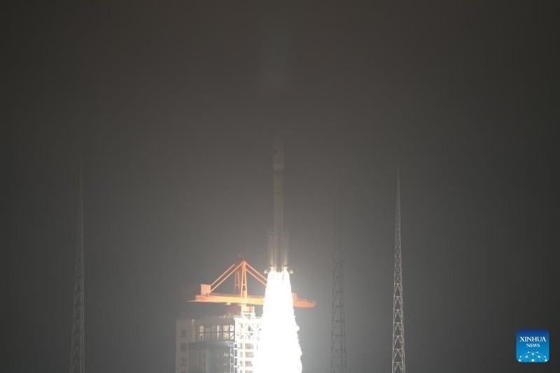 Η Κίνα εκτοξεύει νέα ομάδα διαδικτυακών δορυφόρων