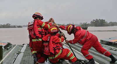 Μηχανοκίνητη πλωτή γέφυρα συνδράμει στις επιχειρήσεις διάσωσης στην πλημμυροπαθή επαρχία Γκουανγκσί