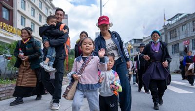 Πολίτες που επλήγησαν από την κατολίσθηση λάσπης επιστρέφουν στα σπίτια τους στην πόλη Γκιρόνγκ του Σιτζάνγκ (Θιβέτ) της Κίνας