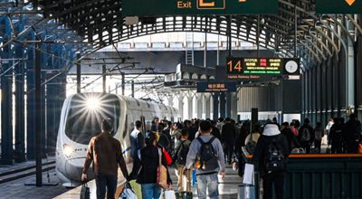 Οι σιδηρόδρομοι της Κίνας καταγράφουν κορύφωση της επιστροφής των εκδρομέων, εν μέσω έντονης τουριστικής δραστηριότητας